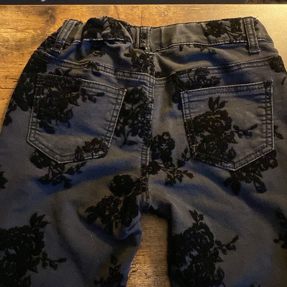 Girls black jeggings with black flowered flocking - Picture 3 of 13